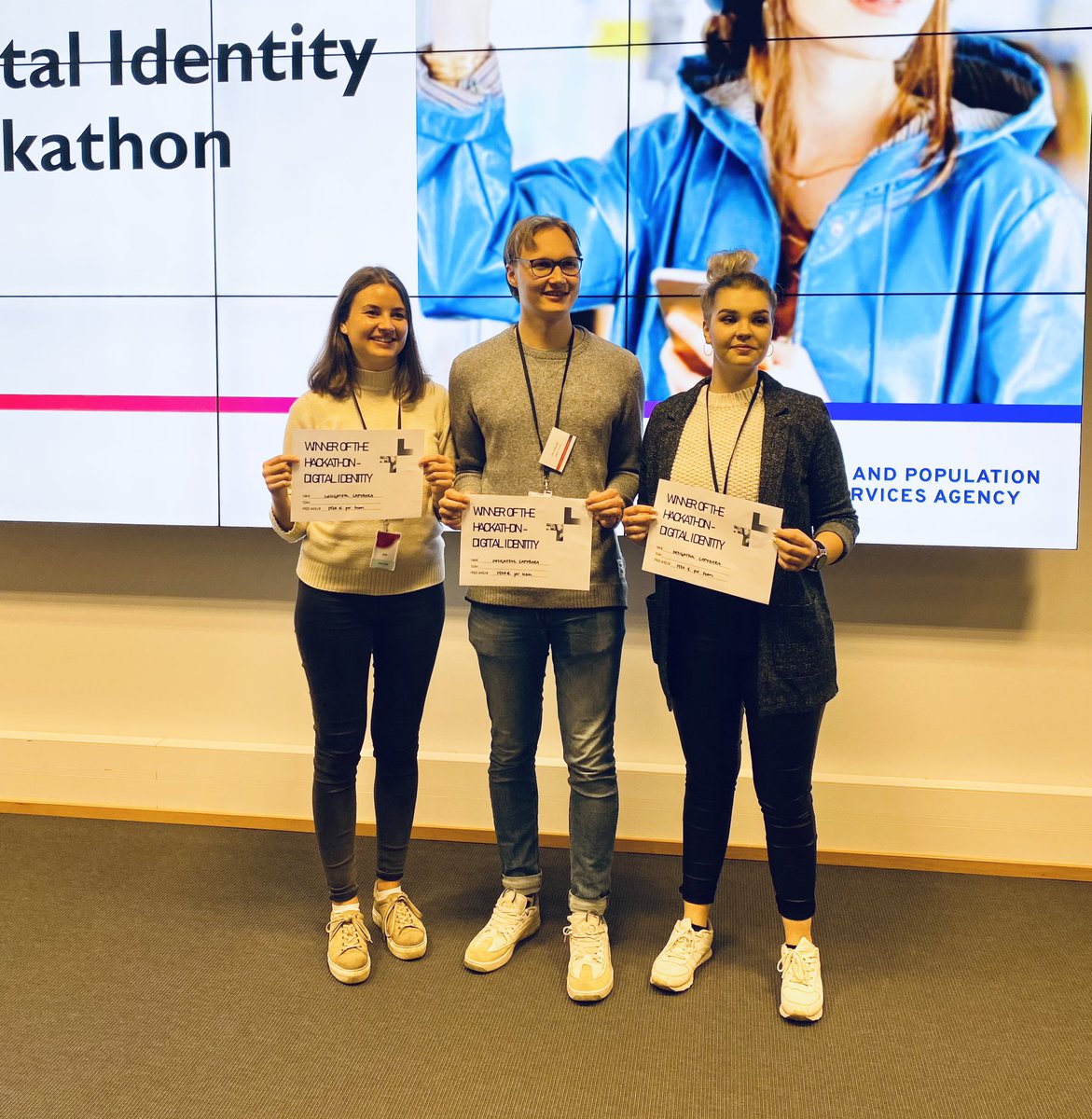 Perjantai ja raikkaat uudet ideat eivät yleensä kuulu yhteen, mutta tänään kyllä digitaalisen henkilöllisyyden hackathonissa. Voittajaksi valittiin Blue Unicorns and Insightful Cabybara. Onnea ja kiitos kaikille osallistujille! Kiitos myös järjestäjät ja mentorit <a href="/DVVfi/">Digi- ja väestötietovirasto</a> <a href="/CGI_FI/">CGI Suomi</a>