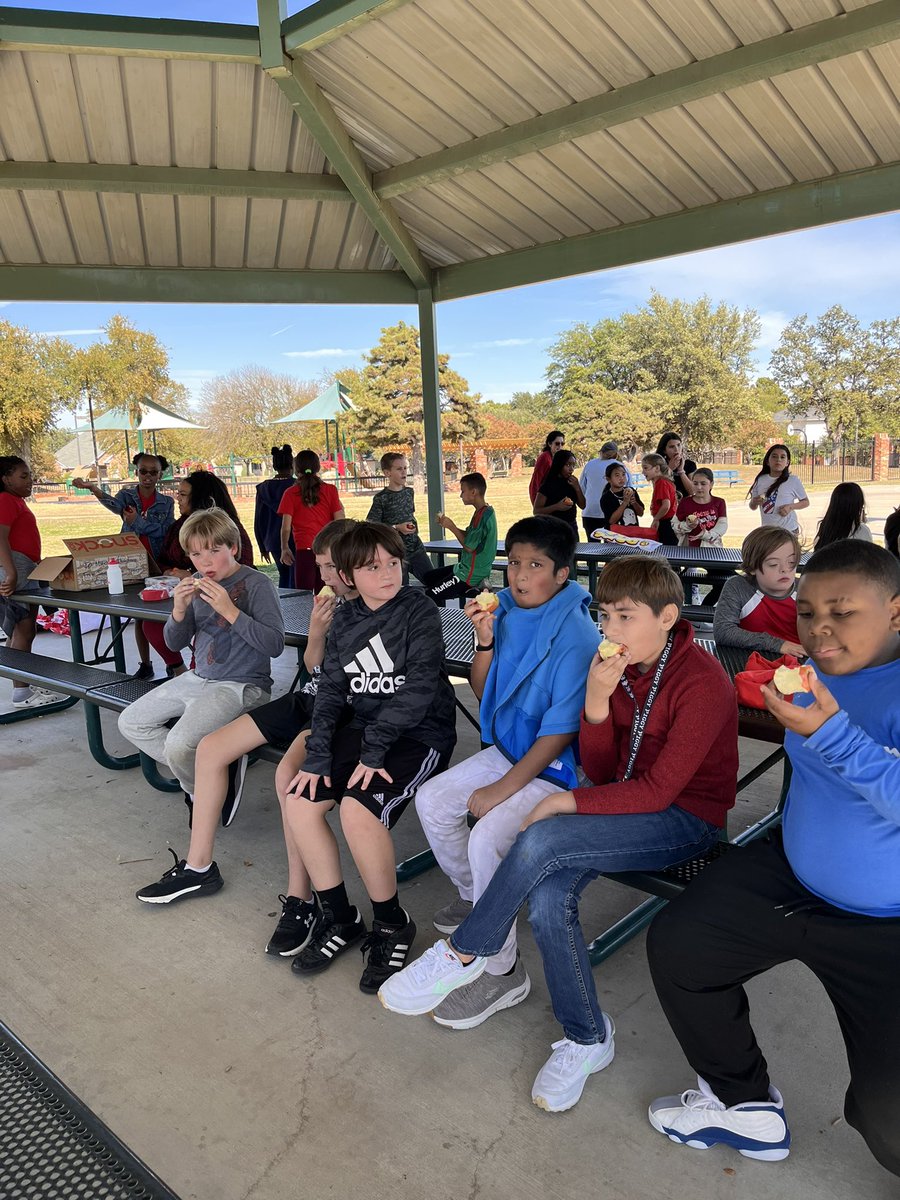 counselor_cares's tweet photo. More Red Ribbon week fun!! @PISD_Mitchell #PISDRedRibbonWeek #RRW #Mitchellmeteors https://t.co/26HPZQy3UW