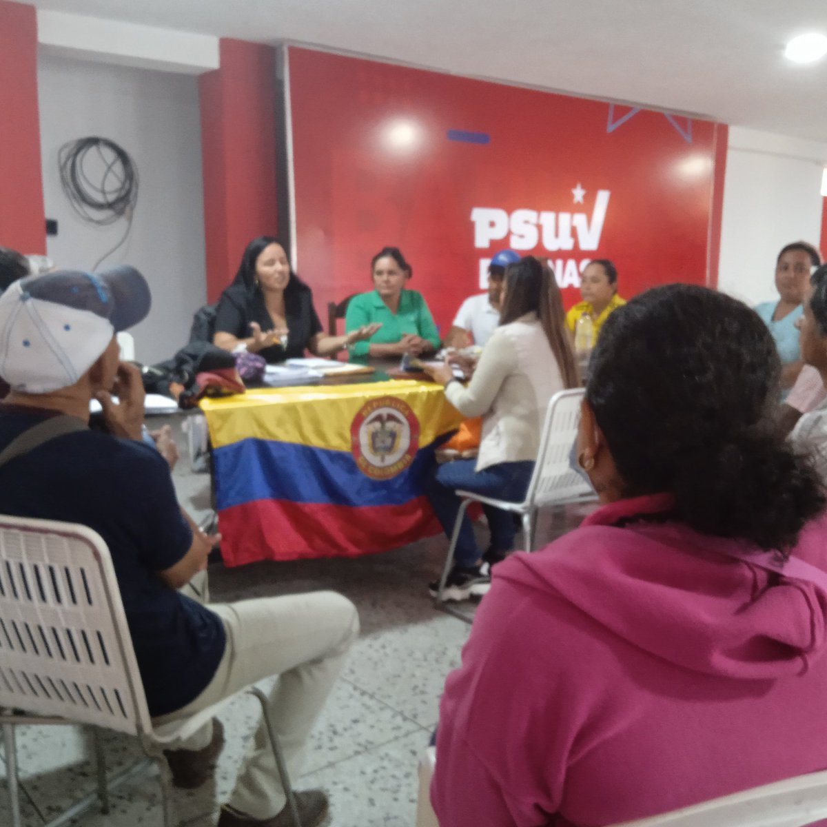 legisla2022's tweet photo. #28Oct #EnBarinas desde la sede del @SoyPsuvBarinas @PartidoPSUV Asociación de Colombianos,en Mesa de trabajo Informativa.Tema como el bloqueo Económico y los Migrantes. Poblacion muy vulnerables a raíz de los ataques mediático y sanciones. @NicolasMaduro
#VenezuelaTierraDePaz https://t.co/KG3t4WWxUC