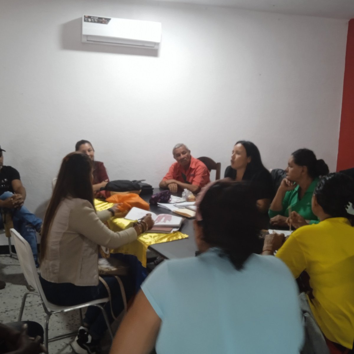 legisla2022's tweet photo. #28Oct #EnBarinas desde la sede del @SoyPsuvBarinas @PartidoPSUV Asociación de Colombianos,en Mesa de trabajo Informativa.Tema como el bloqueo Económico y los Migrantes. Poblacion muy vulnerables a raíz de los ataques mediático y sanciones. @NicolasMaduro
#VenezuelaTierraDePaz https://t.co/KG3t4WWxUC