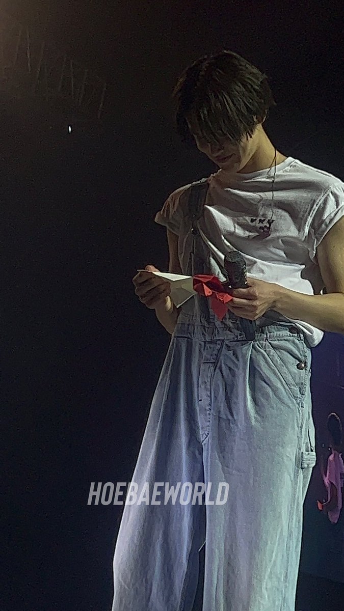 hoebaeworld's tweet photo. He’s so happy to read the letters!!! #Yeonjun #ACTLOVESICKinMANILA #ACTLOVESICKinMANILA_Day2 https://t.co/JfrFACSFfN