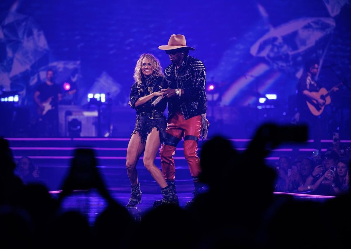 Carrie Underwood on Twitter "Howdy! 😝 Another great show last night