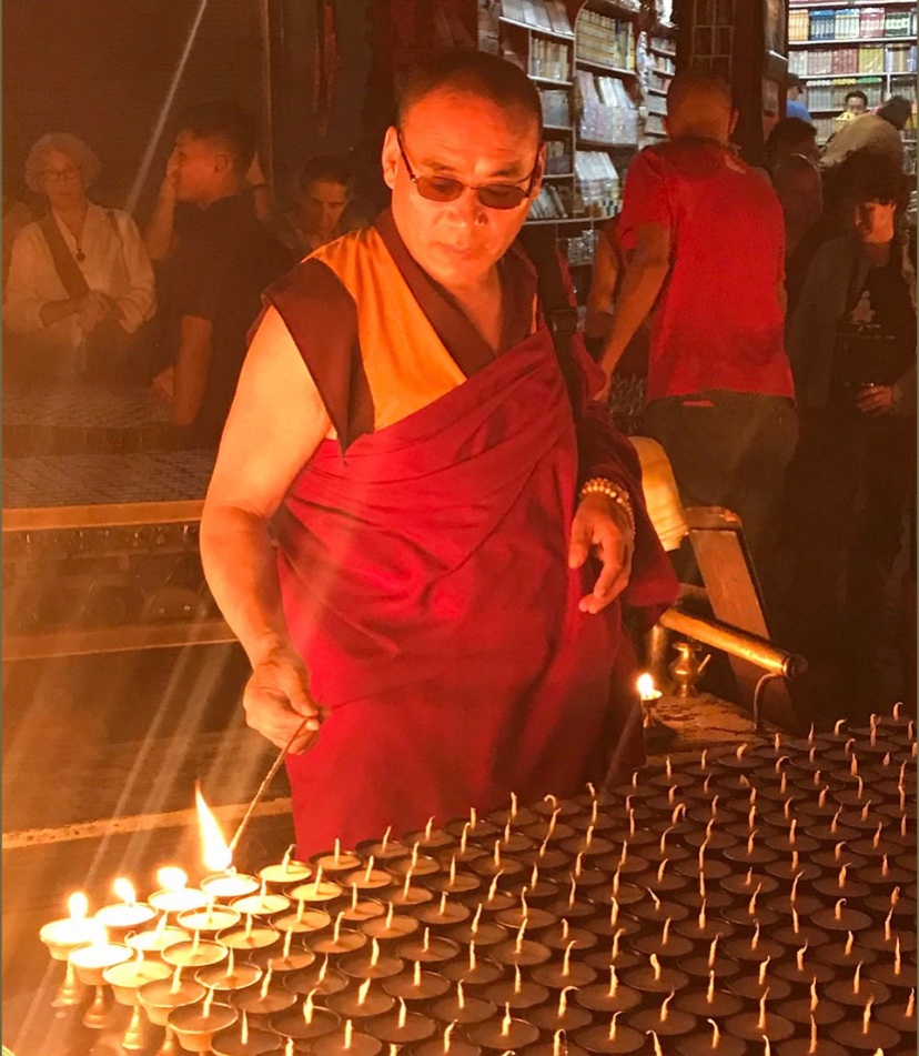 PowerofMindBook's tweet photo. May the light of wisdom banish the darkness of ignorance everywhere.
#KhentrulRinpoche offering #butterlamps in #Nepal a few years ago. #monlam #kindness #love #joy #compassion #wisdom #lojong #katogcholing https://t.co/kI1C5i1CKi