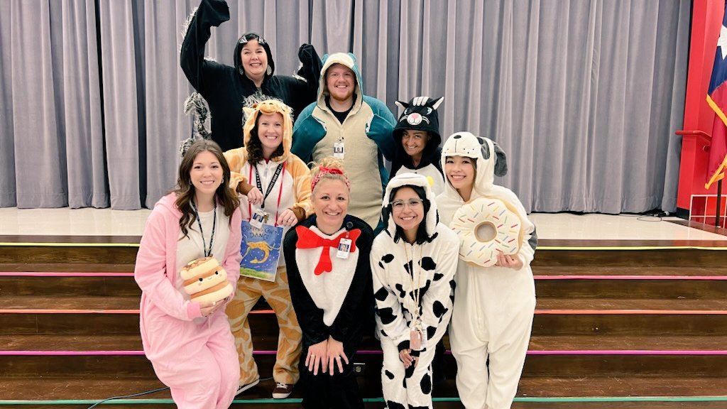 CorreiaCrew_3rd's tweet photo. One campus=@LiscanoElem, one goal= all students engaged and learning, ONESIES=necessary @CaballerosClass @MrSsArtStudio @TeagueTeacher @BethanneKanzler @JenaSalomon @TheBartonBuzz @mrsivyhuang #oneschooloneteamonesies #liscanoEXTRA5 #onesiesforthewin
#lovewhereyouwork https://t.co/H39xtXy7u4