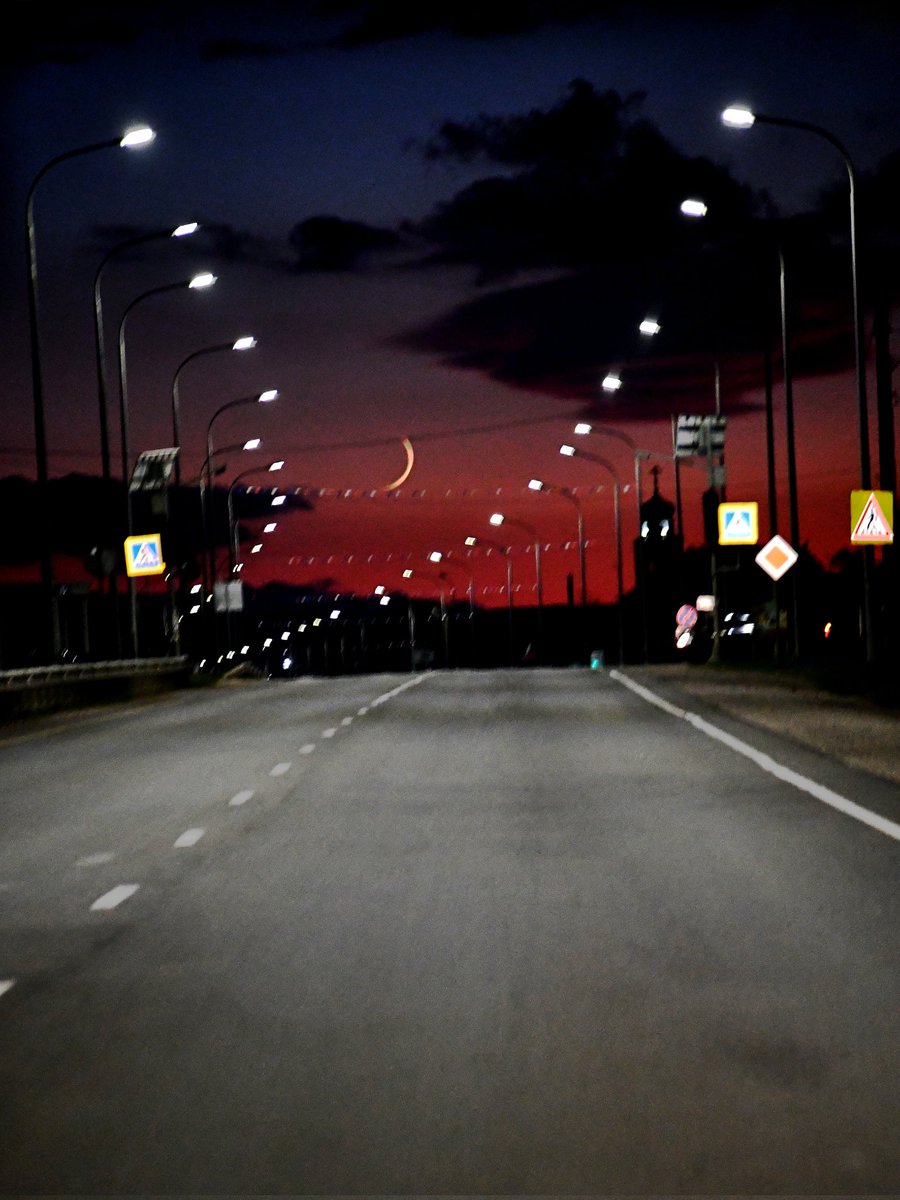 Иногда самые живописные дороги в жизни - это  пути, по которым вы двигаетесь каждый день...
📷😉
#Крым #Феодосия #Crimea