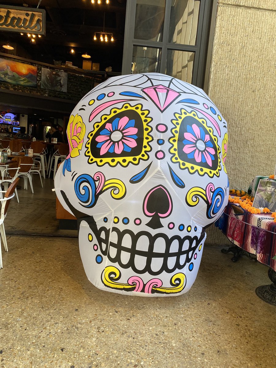 upscalezipcode's tweet image. In lobby of hotel