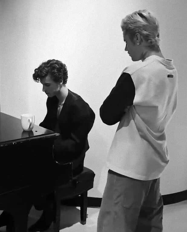 dieforstin's tweet image. Shawn Mendes officially announces his second collab with Justin Bieber titled "Let you go".