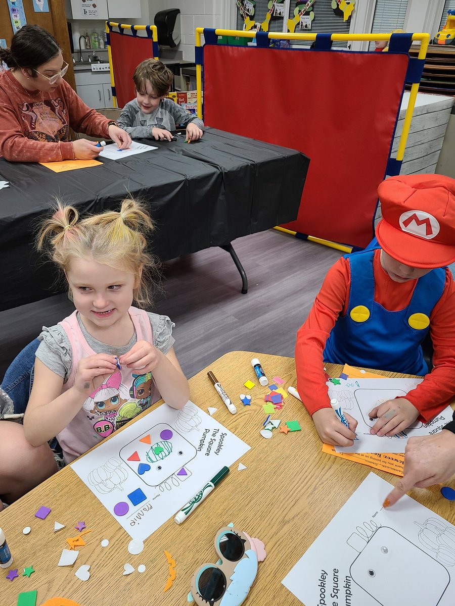 BrookeCandra's tweet photo. Halloween Reading Night was a success! Everyone had a great time listening to Spookley the Square Pumpkin. #beevergreen #awesome https://t.co/ImHc5MJwMj