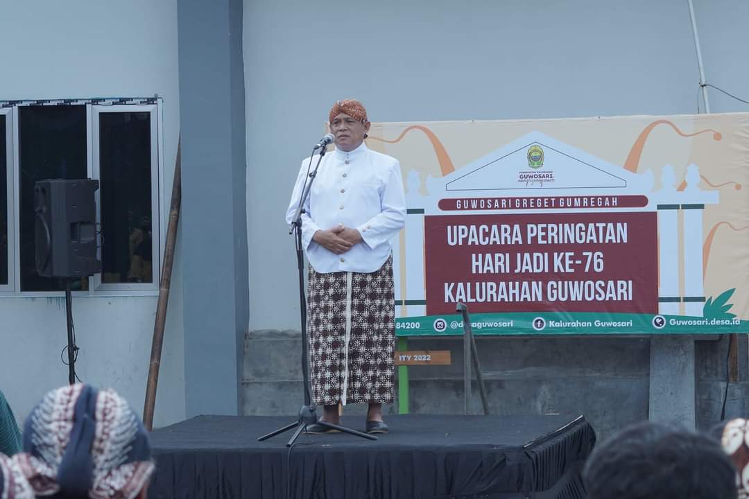 pemkabbantul's tweet photo. Ratusan warga berpakaian adat Gagrak Ngayogyakarta Hadinigrat pagi tadi Kamis (27/10/2022) berkumpul di lapangan Kalurahan Guwosari guna mengikuti Upacara Peringatan ke-76 tahun berdirinya Kalurahan Guwosari. Peserta upacara nampak santun menyatu dengan suasana yang 'njawani'. https://t.co/uUUKNZpD60