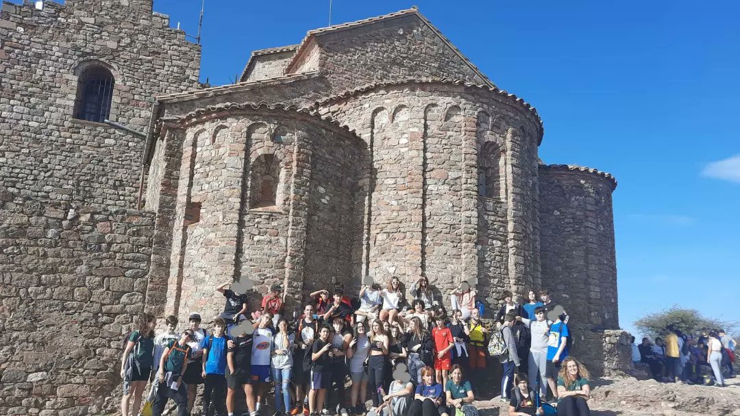 [ACCIÓ TUTORIAL: FEM UN CIM]
En quina situació has demostrat el teu esperit de superació?
Ja comença a ser tradició pujar un cim cada castanyada...
Aquesta activitat busca l’enfortiment del cos i dels ànims, així com afavorir les relacions personals i grupals, crear lligams.