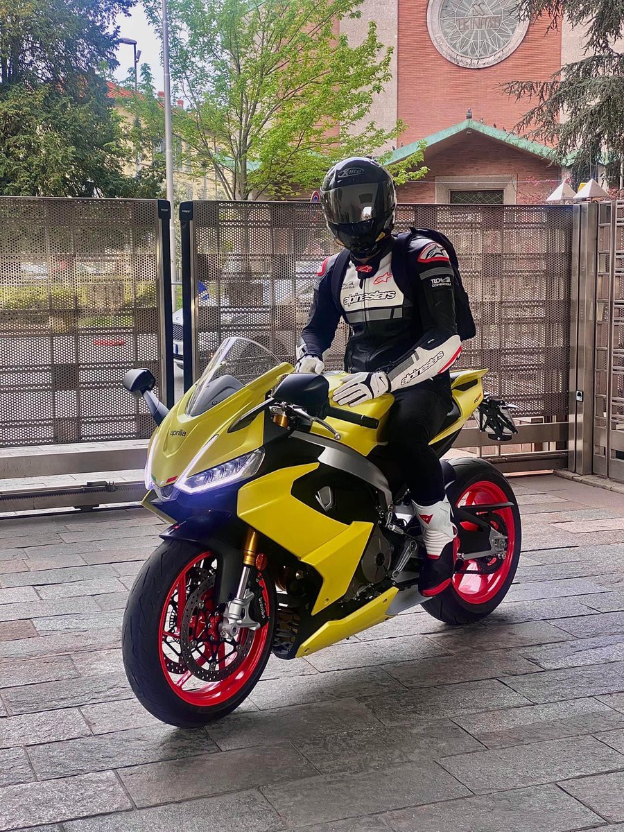 RISEBEATBOX's tweet photo. Questa APRILIA mi sta regalando EMOZIONI IMPORTANTI 💛 https://t.co/iG0YGcAZ4i