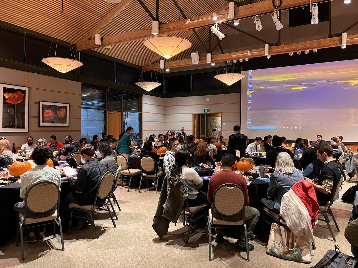 SenaLHM's tweet photo. Info talks have started. The rain did not stop the knowledge. Let’s go #CompBioInfoUTSW https://t.co/9GKhcbQBom