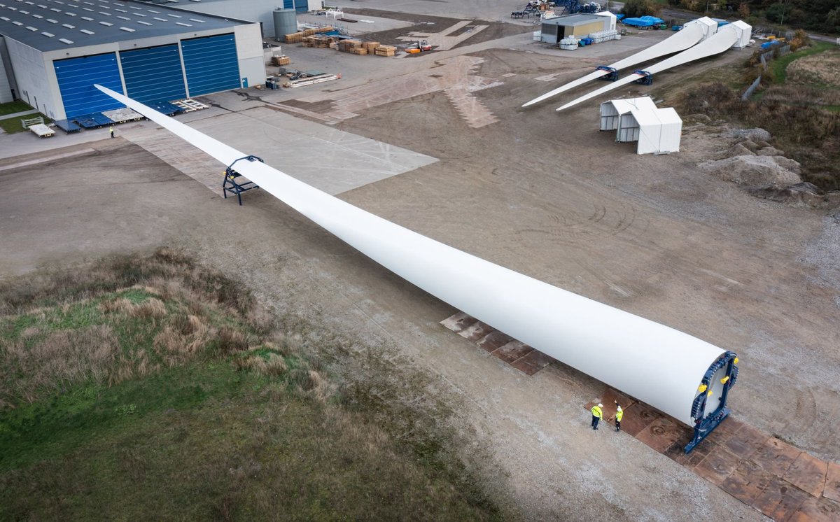 Mind-bending pic of a 115.5 metre-long blade, see people for scale. This is for a 15MW #offshorewind turbine with a 236m diameter rotor. 72 of these <a href="/Vestas/">Vestas Wind Systems</a> machines will be installed off the Scottish coast in 2025.