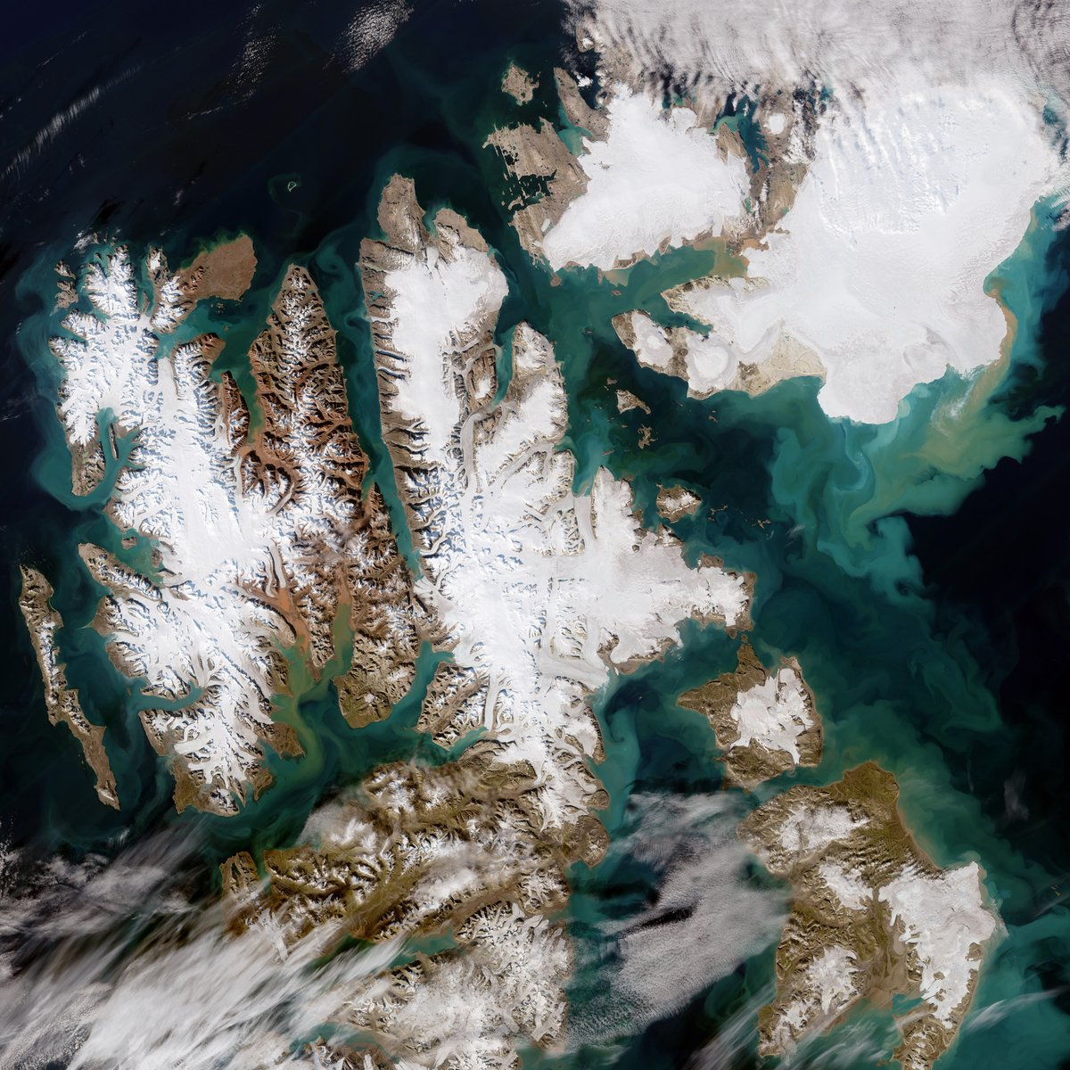 📷 This @CopernicusEU #Sentinel2 image captured the rare, cloud-free acquisition of the Norwegian archipelago in August 2022 providing a clear view of Svalbard from space. 👉 esa.int/ESA_Multimedia…