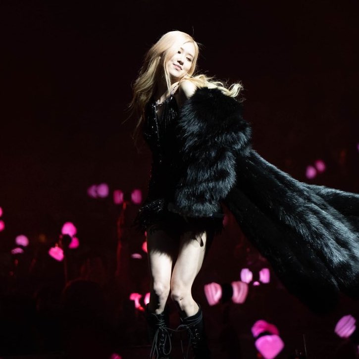 rosé pics tweet media
