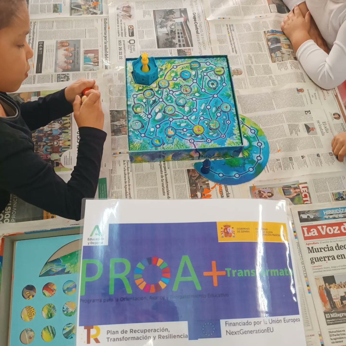 AFIM21_alm's tweet photo. Los juegos se disfrazan de Halloween en el @CEIPAngelSuquia actividad del #ProgramaPROA+Transformate @EducaAnd @educaciongob fantasmas, magos, encantamientos terroríficamente divertida esta mañana  #conectarjugando @HABA_es @Mercurio_Juegos @DevirIberia https://t.co/FppFundrR9