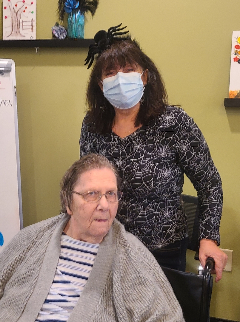 S_StonyBrook's tweet photo. We had another Spa Day here at Springs at Stony Brook thanks to our wonderful volunteer, Debi. 💆‍♀️ ❤️  The ladies love being spoiled with treats and some TLC.

#WhatsHappeningAtStonyBrook #WhatResidentsDoForFun #TrilogyLiving https://t.co/UygFgclY09
