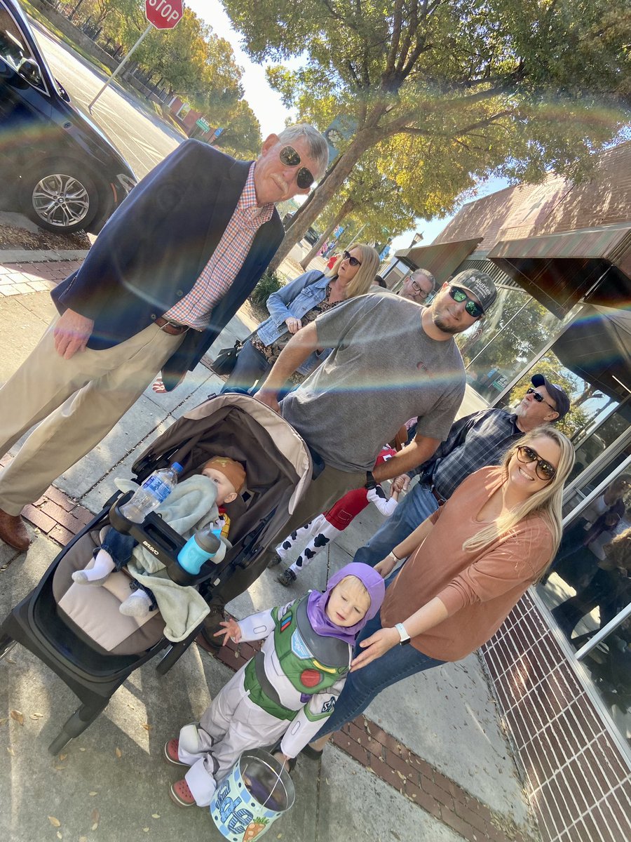 pdees205's tweet photo. It was a great to have our childcare centers come downtown to trick or treat.
Young or old come visit downtown. https://t.co/Br2VOu6Yvb