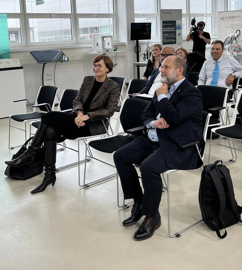 Stephan Seiter (@stseiter) on Twitter photo Ich habe mich sehr gefreut, Forschungsministerin <a href="/starkwatzinger/">Bettina Stark-Watzinger</a> beim <a href="/iaostuttgart/">Fraunhofer IAO</a> begleiten zu dürfen. Es waren sehr interessante Einblicke in die Arbeit der Kolleginnen und Kollegen, deren Forschung einen wichtigen Beitrag zur Gestaltung der Arbeit der Zukunft leistet. Ich habe mich sehr gefreut, Forschungsministerin <a href="/starkwatzinger/">Bettina Stark-Watzinger</a> beim <a href="/iaostuttgart/">Fraunhofer IAO</a> begleiten zu dürfen. Es waren sehr interessante Einblicke in die Arbeit der Kolleginnen und Kollegen, deren Forschung einen wichtigen Beitrag zur Gestaltung der Arbeit der Zukunft leistet.