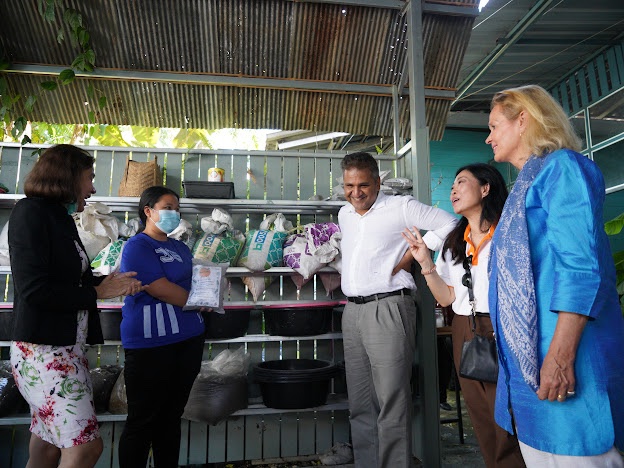 SabharwalGita's tweet photo. @antonioguterres @UN @Unfpa_Thailand @AsaTorkelsson @UN_SDG @Pr_Anamai @ThisIsReckitt @UNThailand @UNFPAAsiaPac @GlobalGoalsUN Bought a bag of compost from Aon-An who also sells earthworms to fishermen & had the best hibiscus flavoured lemon soda made by Mild—both young mothers & emerging entrepreneurs.
#WhenWomenLead
#SafeBirthForAll https://t.co/TN8BJTushX