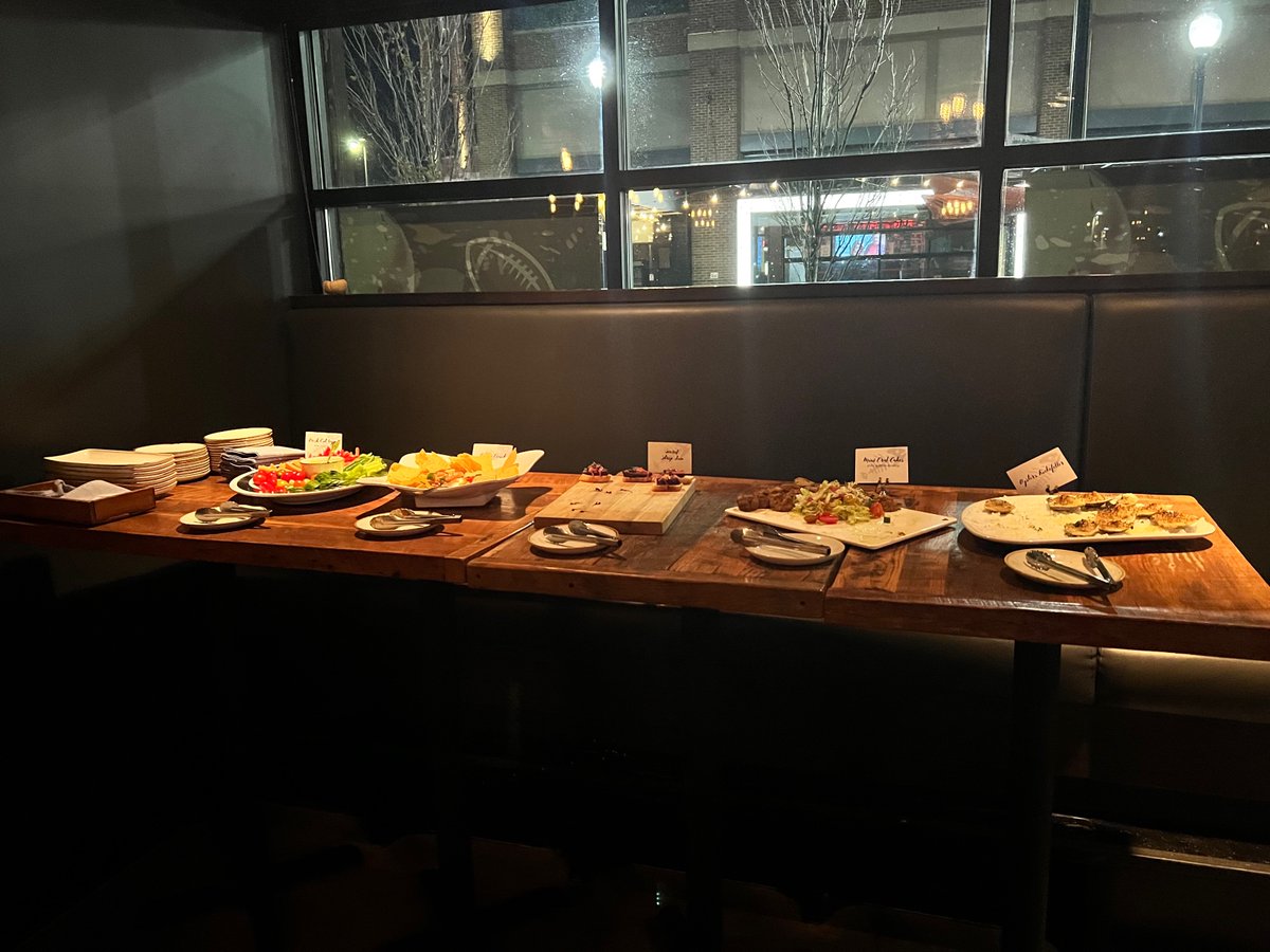 arkdatacenters's tweet photo. Our Cleveland Involtans recently hosted their first elegant #HappyHour at Alley Cat. The group included Al Vasek, Phil Florence and Peter Salloum, who enjoyed drinks, delicious apps, great conversation and views of the Cuyahoga River.
We can't wait for the next one!
#Involta https://t.co/oh52WQQqbF