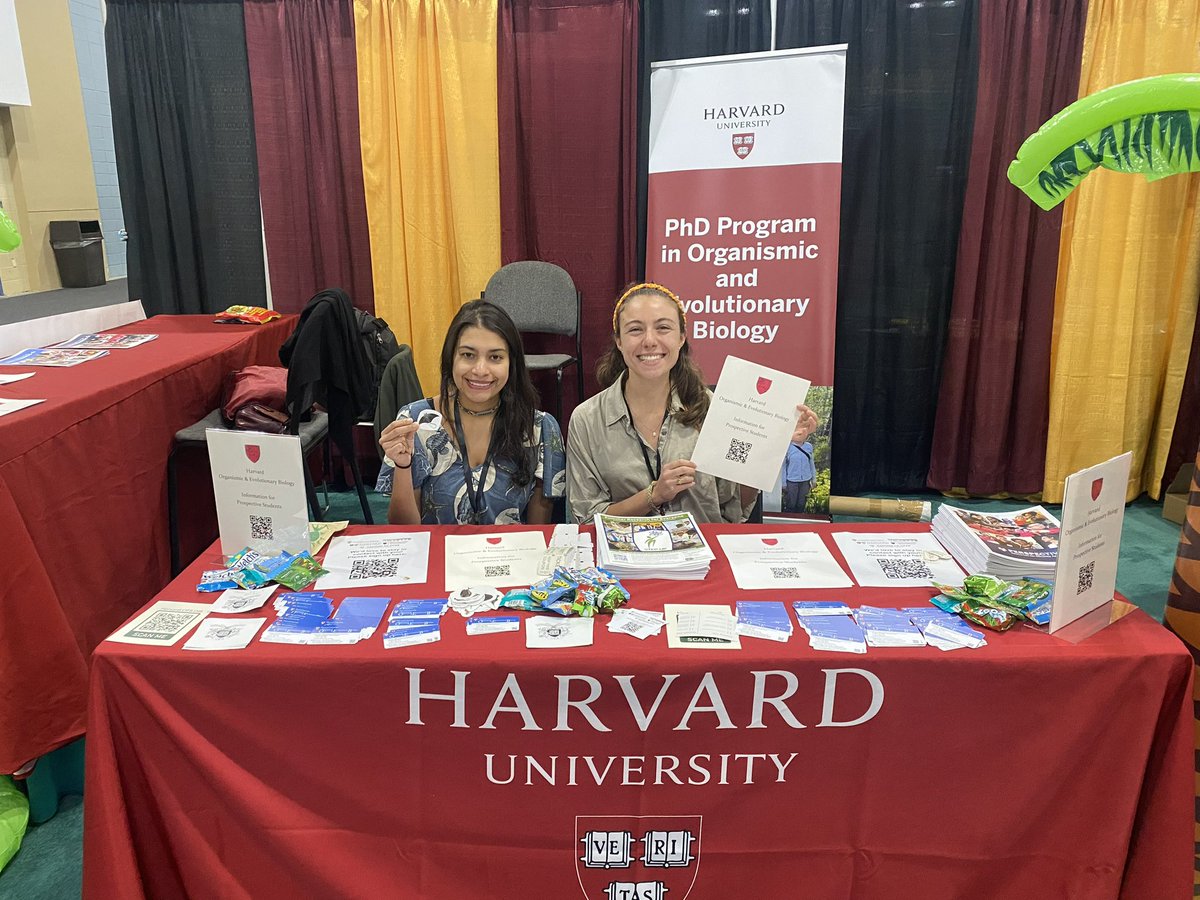 HarvardOEB's tweet photo. Candidatas de doctorado @wendyssae y @wildcat_woman están platicando con estudiantes de diversos lugares e identidades aquí en @sacnas #2022NDiSTEM 🌴
#LatinasEnSTEM https://t.co/Gh8f7qHXOM