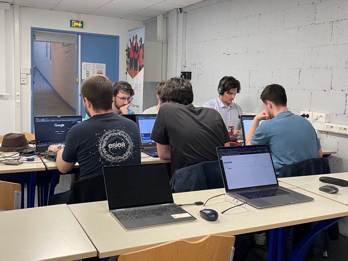GroupeColas's tweet photo. Notre filiale IT Colas Digital Solutions a organisé un #hackathon avec @GroupeESIEA 💡 Encadrés par des coachs, 60 élèves ont planché sur un sujet d’intelligence artificielle au service des métiers du Groupe. Un grand bravo à l’équipe des "Cookies" pour sa 1ère place https://t.co/TiN48DQlbc