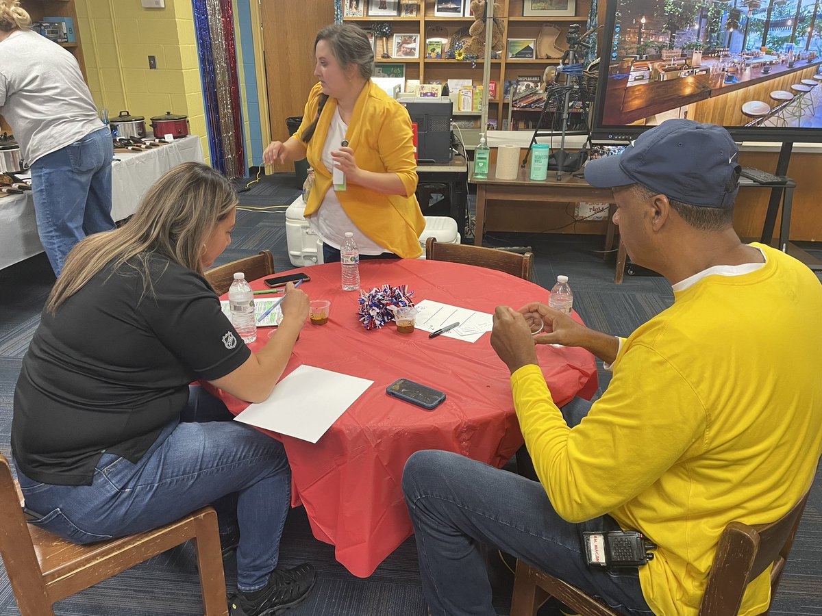 MlynnMattique's tweet photo. First Annual Homecoming Week!!@BHMaconDISD #ChiliCookOff#Judges @Tanya_N_Shelton @empguidance @DallasISDSupt @DISDREO @TransformDISD https://t.co/2gWZyvKvY7