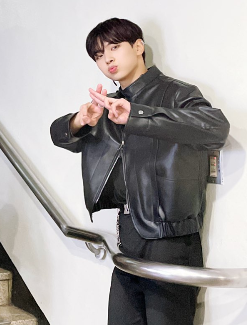 dailyryujunmin's tweet photo. well someone's playing with the handrail 😆 https://t.co/zV10fZeoqA