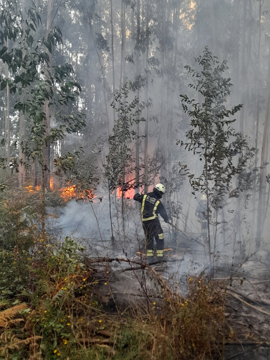 IGUbomberos's tweet photo. Pongo algunas imagenes y videos de los Bravos de @BomberosBilbao esta mañana en #IFBerango junto con @BomberosBizkaia @112_SOSDeiak @BomberosAraba @CruzRojaBizkaia @osakidetzaEJGV @ertzaintzaEJGV @EjercitoAire (1/4) https://t.co/FvQW1NUiV5