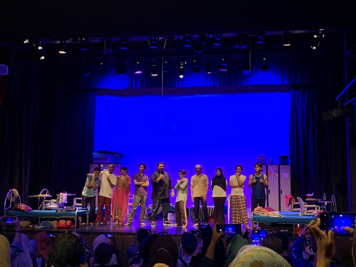 TheFunSizeGuy's tweet photo. Sebuah pementasan teater yang dipenuhi bakat-bakat tempatan yang wajib dijulang (tidak mengira rupa). Tahniah #ASRAMARADORMPUTRA!
Isu pembulian yang disentuh amat menyentuh.
Wajib ditonton. 

Pementasan akan berterusan sehingga Ahad ini di PJ Live Arts. https://t.co/xtKGnrsHsb