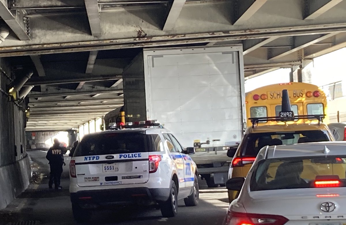 NYPD19Pct's tweet image. ⚠️TRAFFIC ADVISORY:
Due to a stuck box truck on the FDR Drive, just before Exit 12, East 61st Street Ed Koch Queensboro Bridge, two traffic lanes are blocked.

Expect traffic delays &amp;amp; consider alternate routes.