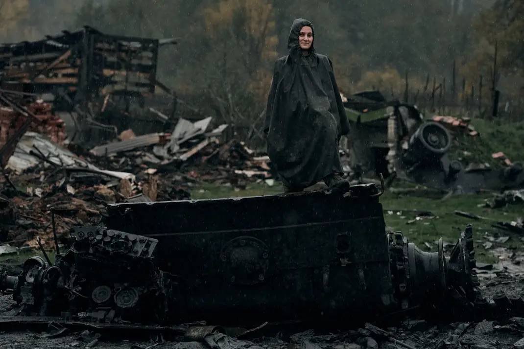 DefenceU's tweet photo. A woman and her gun. 
Lyubov Plaksyuk is the first woman to lead an artillery unit of the #UAarmy. 
She is a mother and until 2016 she used to be a history teacher. 
Today Lyubov defends the future of all the children of Ukraine.
📸 @Liberov + 26th Artillery Brigade. https://t.co/tLkU6jNq4t