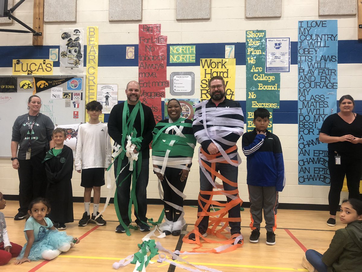 BCEcounselorMM's tweet image. Celebrating Dr. Calvert this month for Principals month!! Bear Creek is beyond lucky to have him lead our school!! #bestprincipalever @teambce #WeAreGCISD #BESTatBCE @BryanCalvert3