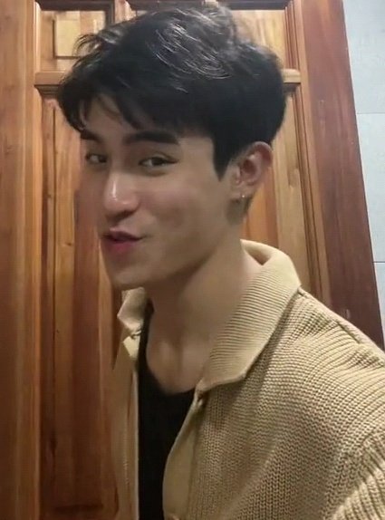 drunkbrenty's tweet photo. iba talaga ang glow ni brent ngayon hshshshs https://t.co/NrWsdFPYVv