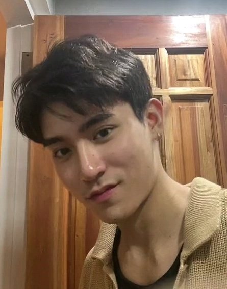 drunkbrenty's tweet photo. iba talaga ang glow ni brent ngayon hshshshs https://t.co/NrWsdFPYVv