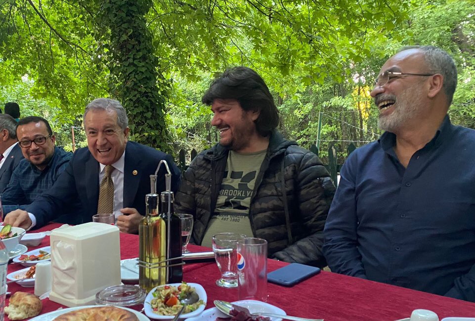 Sohbet koyu..
<a href="/sadirdurmaz/">Sadir Durmaz 🇹🇷</a> <a href="/ahmetsafak_tc/">Ahmet Şafak</a>