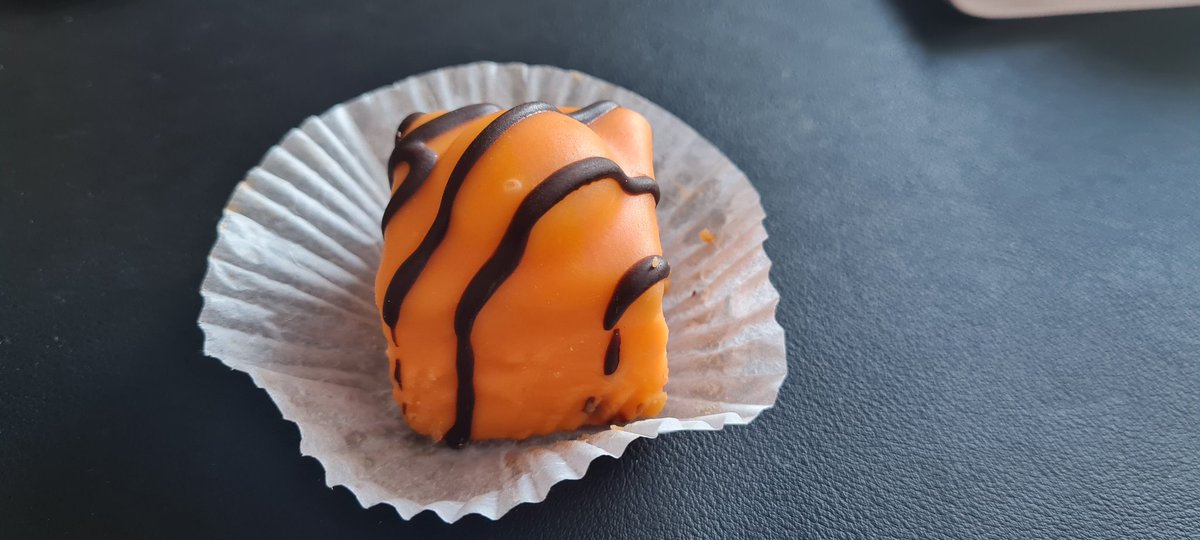 ArchitectureMad's tweet photo. These things must have dopamine or something mixed in, just demolished 6 Halloween Fondant Fancies in one go and off to get more. #Halloween #HappyHalloween #fridaymorning #fondentfancy #mrkipling #exceedinglygood #naughty https://t.co/RZ0D4HYHwN