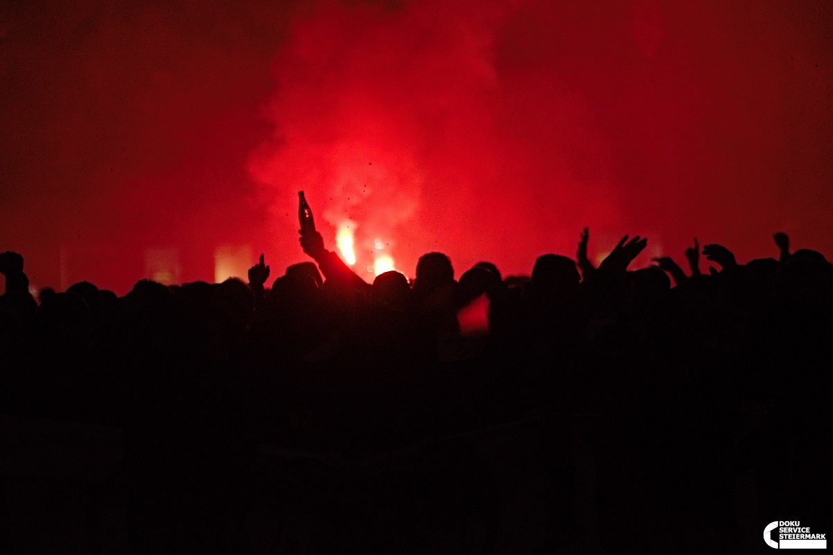 DokuServiceStmk's tweet photo. Die Ausschreitungen von #Feyenoord #Hooligans rund um das #EuropaLeague Spiel gegen #Sturm #Graz sind aktuell Stadtgespräch. Wir haben den Corteo der Fans aus #Rotterdam (mutmaßlich unterstützt durch u.a. polnische Hooligans)  gestern dokumentarisch begleitet: (1/4) https://t.co/F36oNYx2If