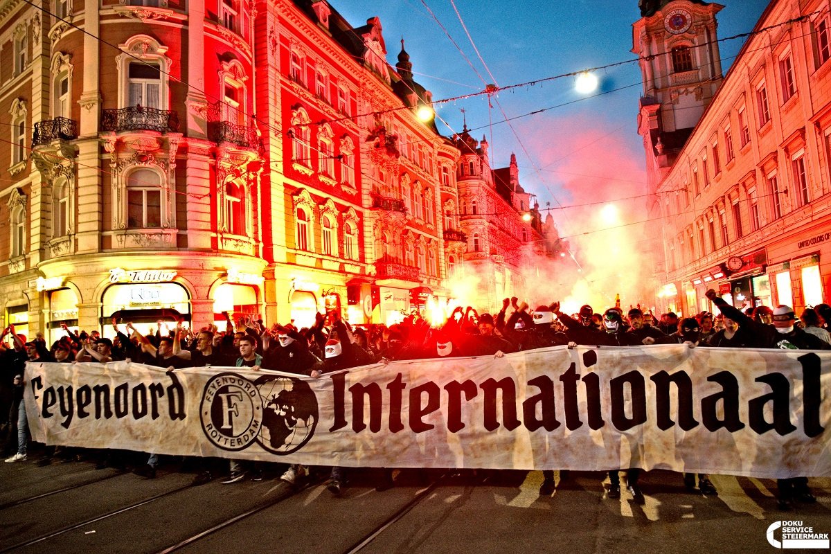 DokuServiceStmk's tweet photo. Die Ausschreitungen von #Feyenoord #Hooligans rund um das #EuropaLeague Spiel gegen #Sturm #Graz sind aktuell Stadtgespräch. Wir haben den Corteo der Fans aus #Rotterdam (mutmaßlich unterstützt durch u.a. polnische Hooligans)  gestern dokumentarisch begleitet: (1/4) https://t.co/F36oNYx2If
