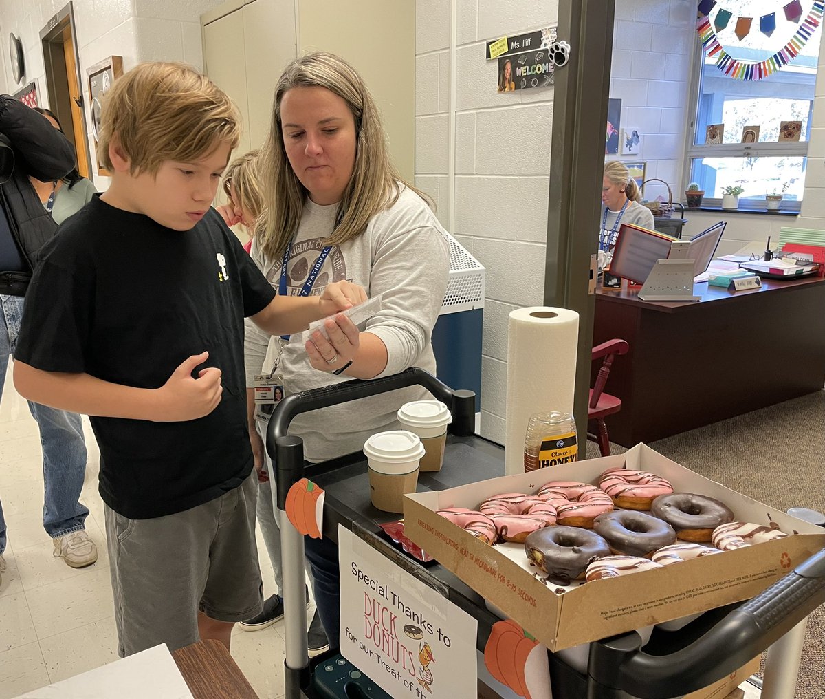 JCPSKY's tweet photo. ☕️ COFFEE CART | Thanks to @ColpoAmanda for inviting us out to @NortonCougars for #coffeecartfridays! Every other week, her ECE class delivers coffee and treats to staff, giving students with special needs a chance to practice social, communication, and job skills! #WeAreJCPS https://t.co/yEXgaGf19v
