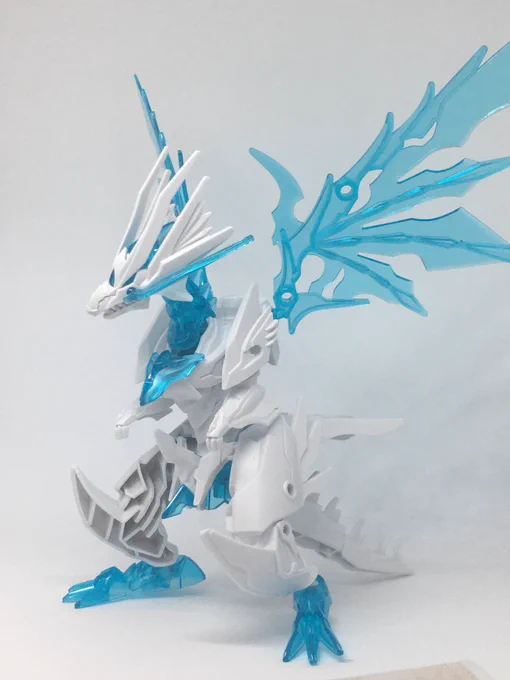 SDガンダムワールドヒーローズのシャイングラスパードラゴンめっちゃ良い!工具不要、シール無し、組み立て簡単、美しいデザイン、ボリューム、安価、可動、背中に色々乗せられる、見た目も正統派ドラゴンだから何と並べても良し!オススメです。 