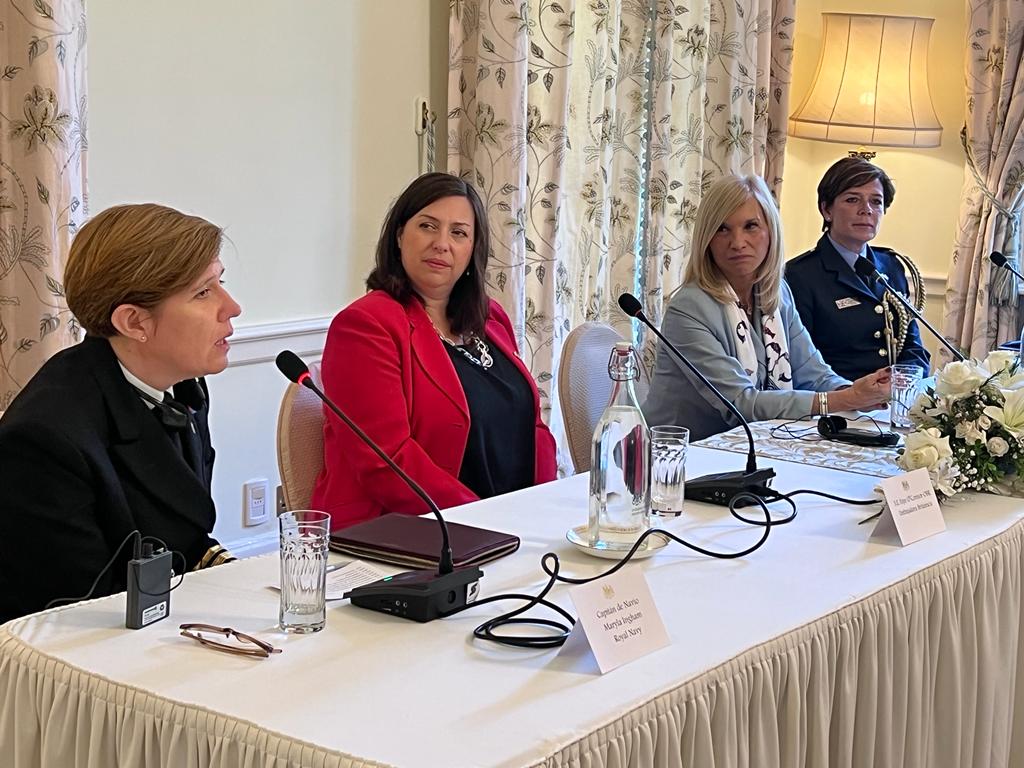 Una mañana inspiradora intercambiando visiones sobre liderazgo femenino, con la participación de la vicepresidenta (y presidenta en ejercicio) @beatrizargimon, la primera mujer Cap del @HMSProtector, @MarylaIngham y la única Agregada de Defensa🇬🇧 en la región, Cnel Liz Hutchison.