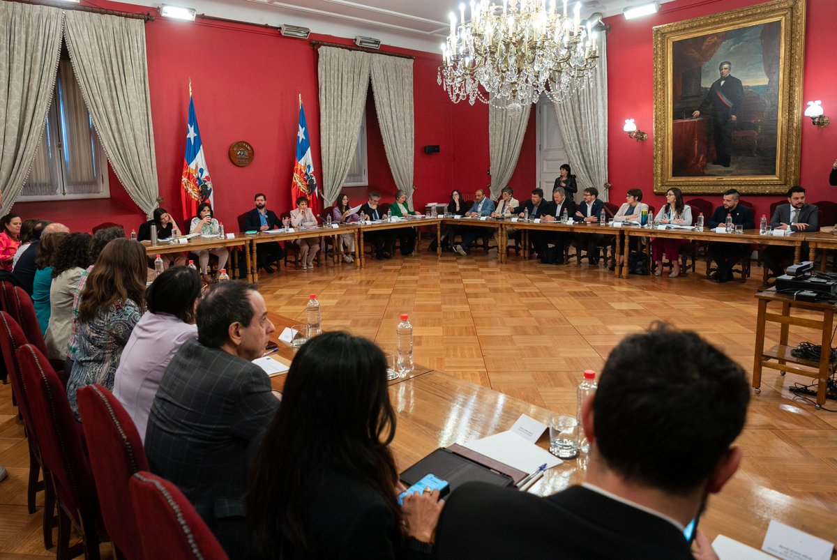 ✅ Durante esta mañana, la ministra @ximenaguilera participó de un nuevo Consejo de Gabinete encabezado por el Presidente @gabrielboric y la ministra @Carolina_Toha. Seguimos trabajando día a día para atender las urgencias y avanzar por las reformas estructurales que 🇨🇱 necesita.