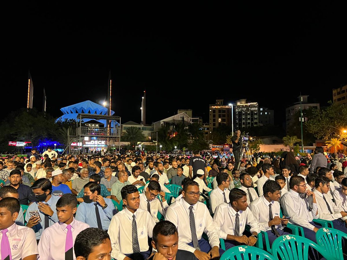 dr_iyaz's tweet photo. މާޝާﷲ. ދަރުސް ފެށުމުގެ ބައިގަޑިއިރު ކުރިން ގޮނޑިތައް ފުރެން ފަށައިފި. ކިޔޫގައި އެތައް ބަޔަކު އެބަތިބި.  މިއީ ދިވެހިންގެ ހިތުގައި އިސްލާމް ދީނަށް އޮތް ލޯތްބާއި ޤަދަރު ދައްކުވައިދޭ އުފާވެރި މަންޡަރެއް. الله أكبر ولله الحمد. https://t.co/RgR3cPptnO