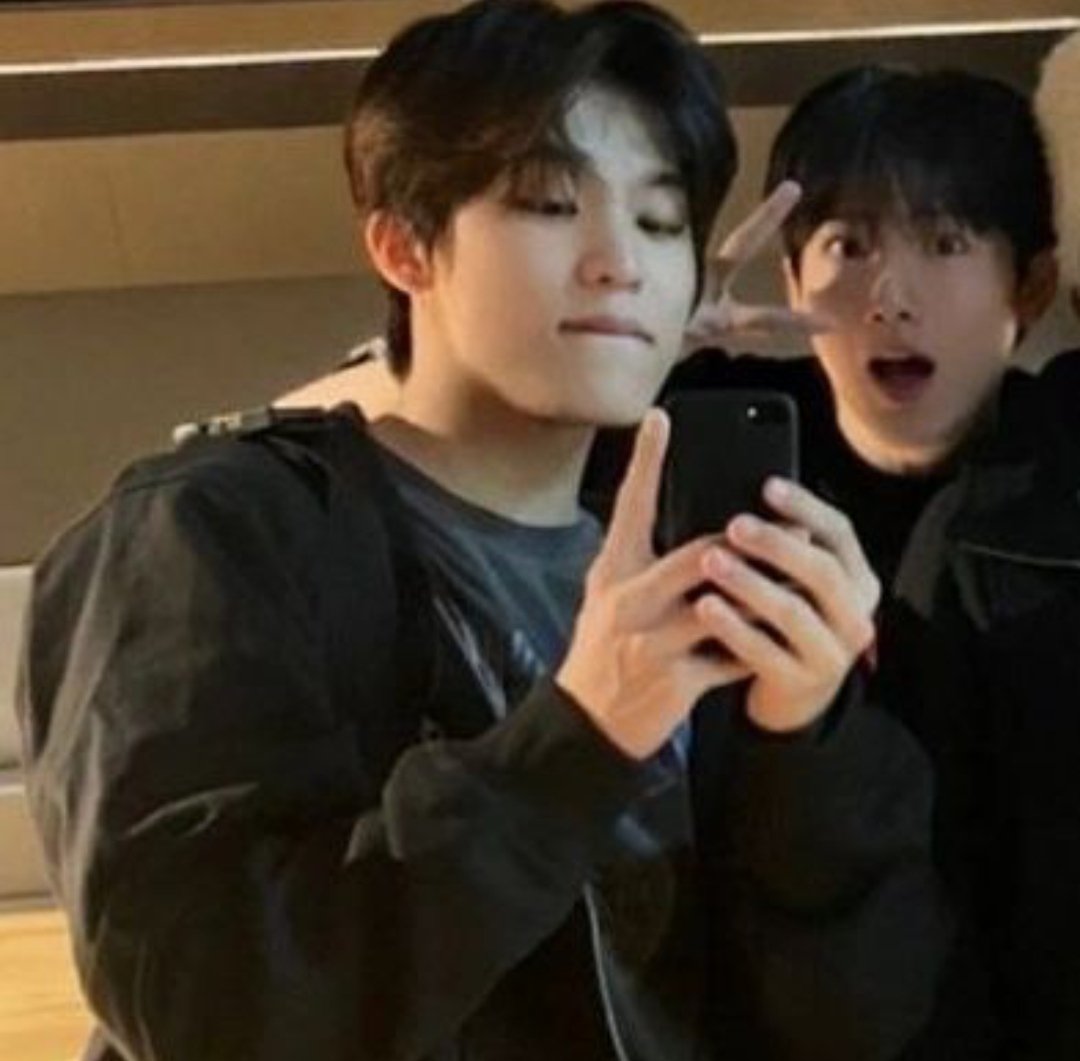 treasuremenfess's tweet photo. teume! ada yang tau, ini handphone nya jeongwoo merk apa ya? https://t.co/qJbILx30BA