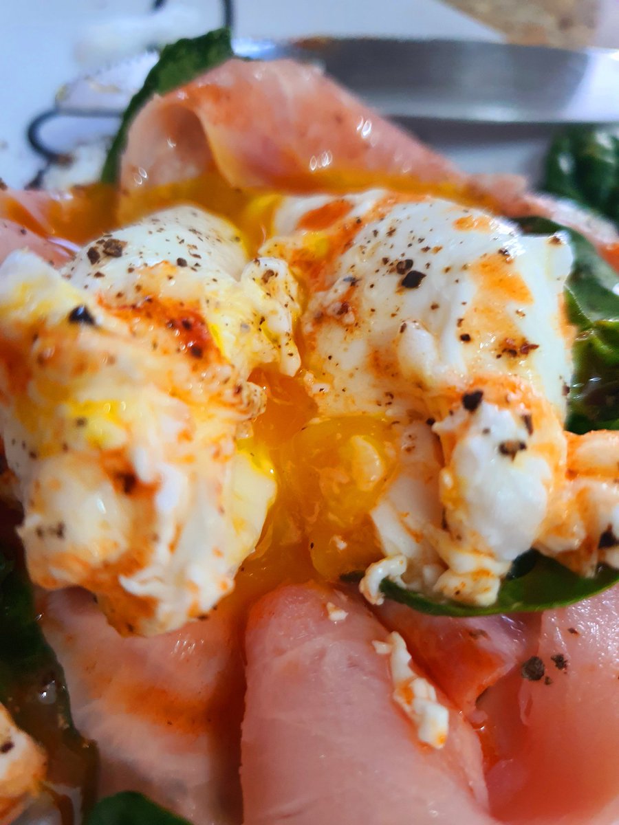 qtza_orozco's tweet photo. Amanecimos con ganas de chiqueo, así que porque no, unos #huevospoche hechos en casa.

#comosufro
#DesayunoFifi https://t.co/s2VSjzRvAI