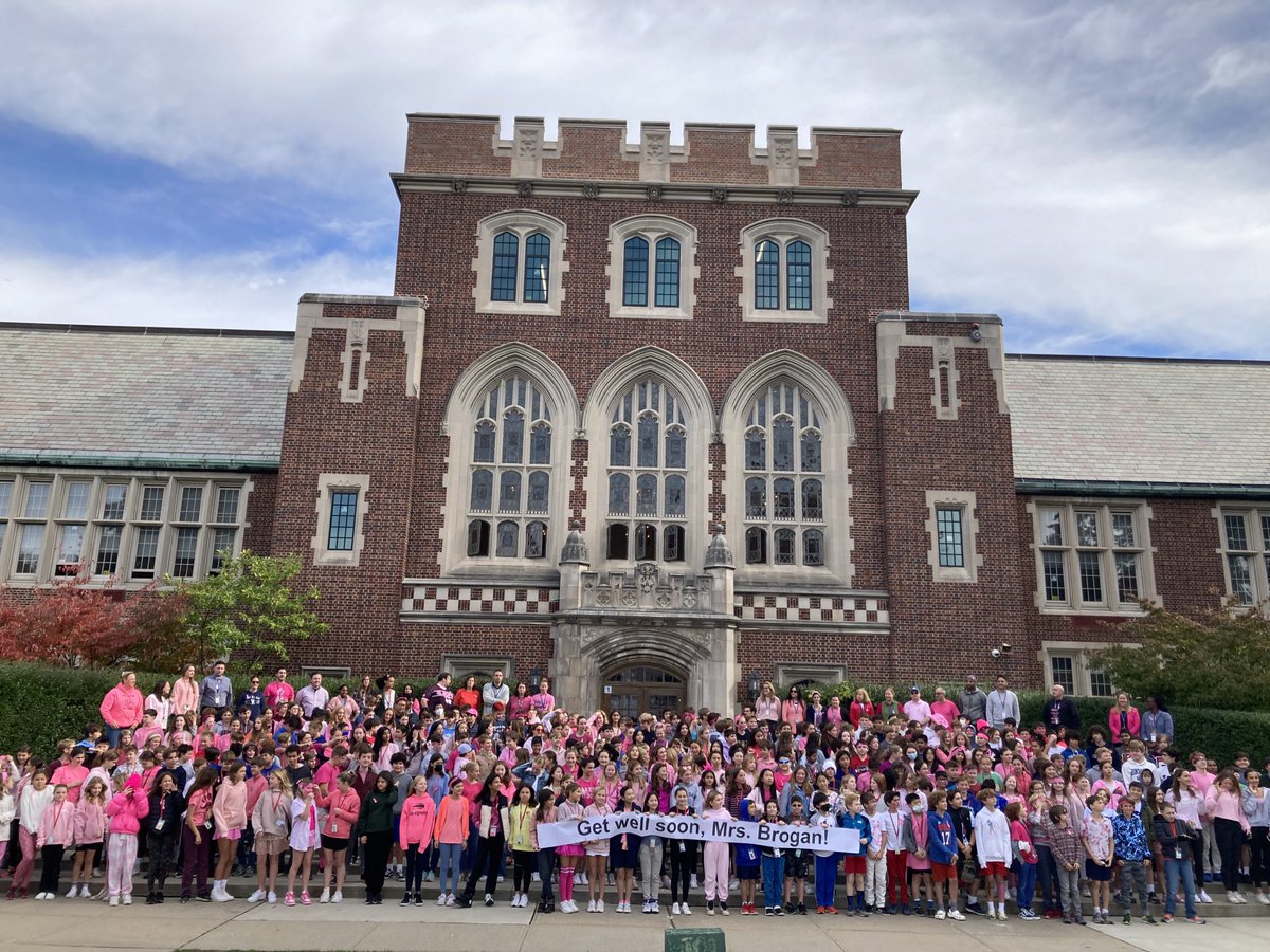 BXVHS_principal's tweet image. BXV Middle School shows their #breastcancerawareness