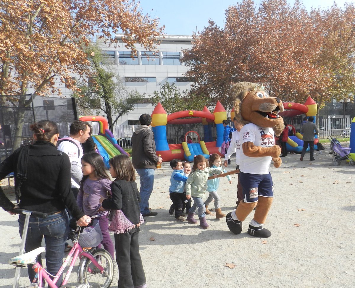 DefensorNinoOK's tweet photo. Nuestro @PapaLeonKreato REGALANDO TODA su #alegria y @AmordePapa en el #parquebustamante ¡SIEMPRE EN ACCIÓN! #15años

Así construimos LA HISTORIA DE AMOR PATERNO MÁS GRANDE JAMÁS CONTADA

Le invitamos a sumarse:
INFÓRMESE: reservas@leyamordepapa.cl
¡VAMOS CON TODO! #LEYAMORDEPAPÁ https://t.co/m9PQotTiLX