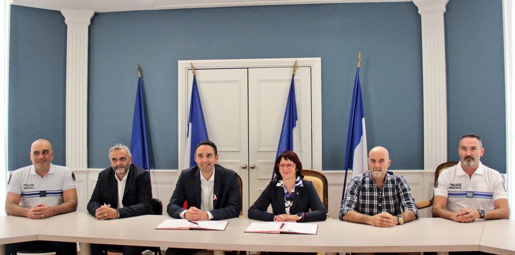 marymillet69's tweet photo. Signature de la convention entre les polices municipales de Pierre-Bénite et @st_genis_laval pour une tranquillité renforcée de nos habitants en lien avec @Gendarmerie_069 et @PoliceNat69
#sécurité #tranquillitépublique https://t.co/pcWNM4NhQw
